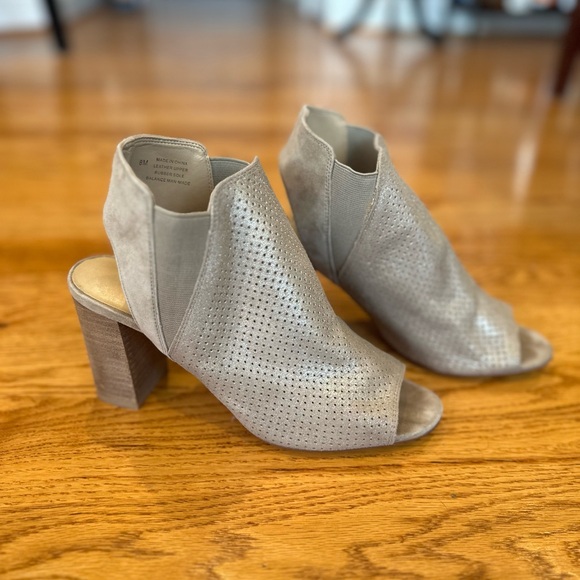 Vaneli Champagne Gold Leather Sandals - Picture 1 of 7